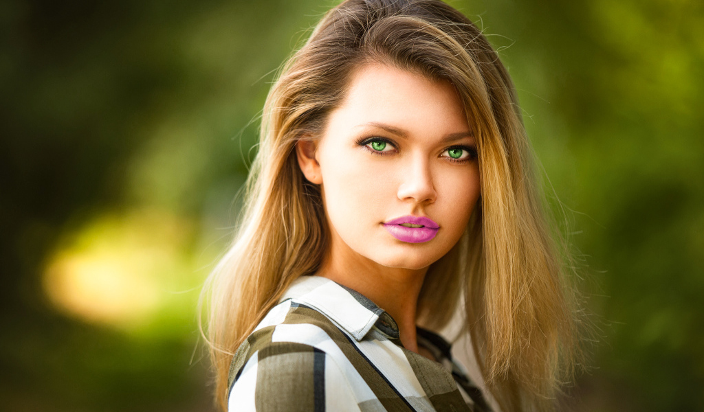 Нежная зеленоглазая девушка блондинка с накрашенными губами