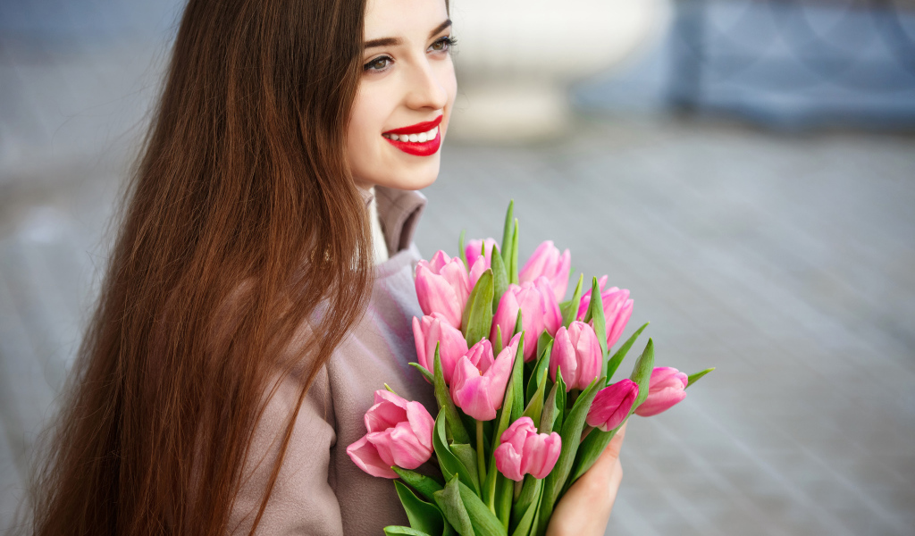 Нежная улыбающаяся девушка шатенка с букетом тюльпанов