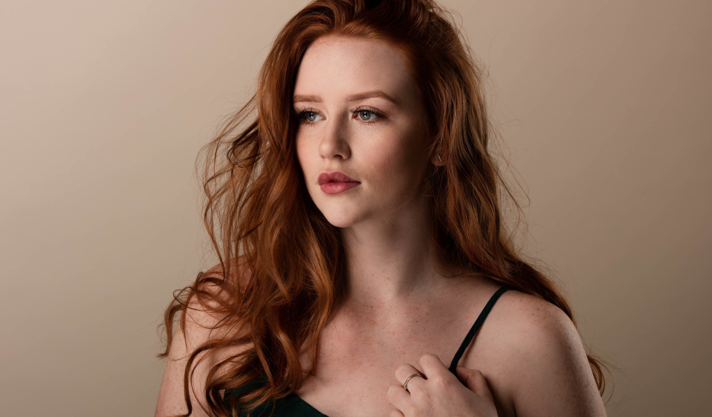 Нежная молодая рыжеволосая девушка