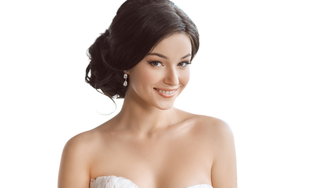 Девушка невеста с красивой прической на белом фоне