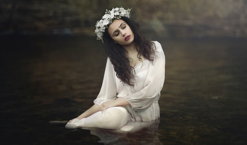 Девушка в красивом белом платье в воде