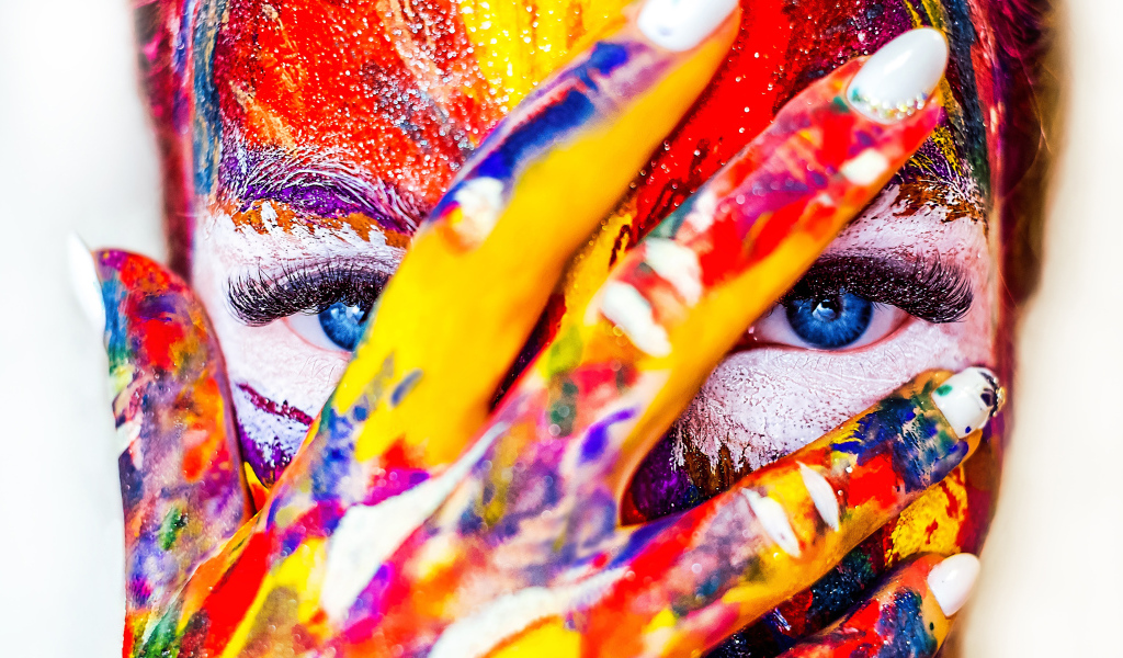 Девушка с разрисованным краской лицом