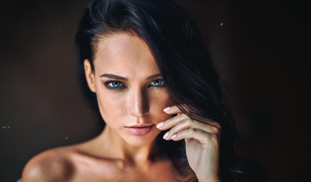 Горячая брюнетка с красивыми глазами