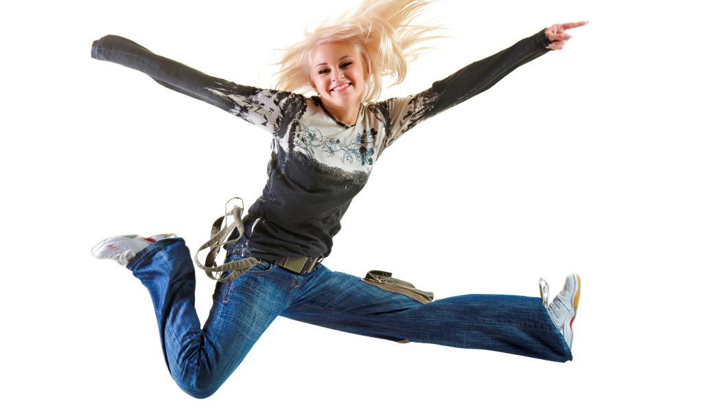 Прыжок девушки на белом фоне