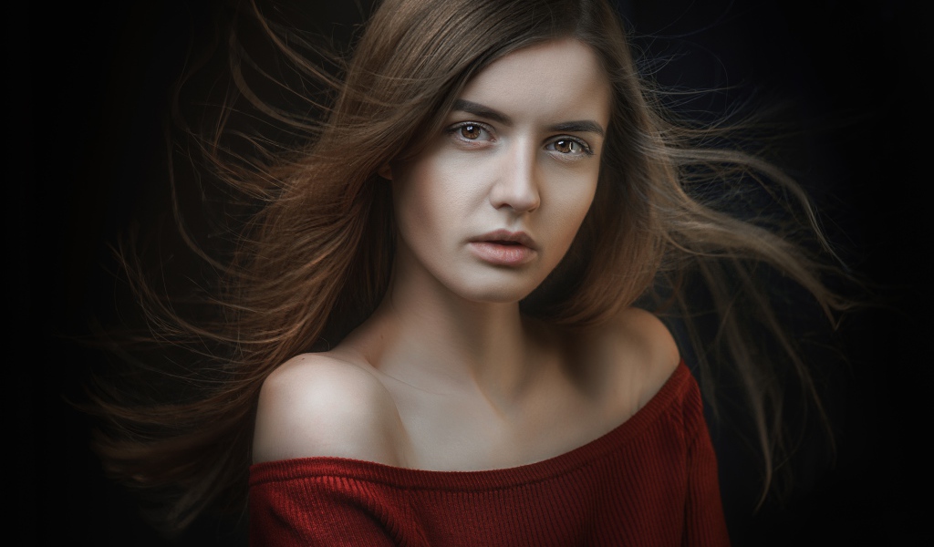 Длинноволосая красивая девушка в красном свитере