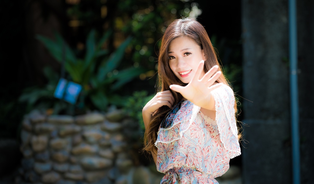 Милая девушка азиатка в летнем платье