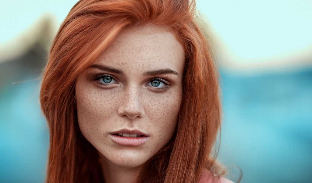 Рыжеволосая девушка голубоглазая девушка с веснушками 