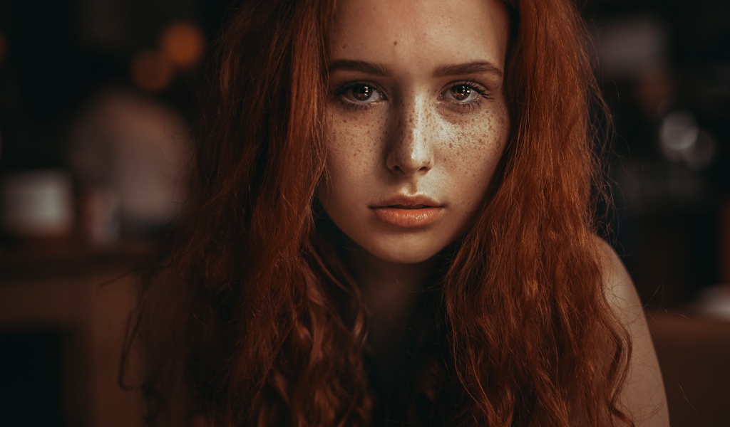 Рыжеволосая девушка с красивыми глазами 