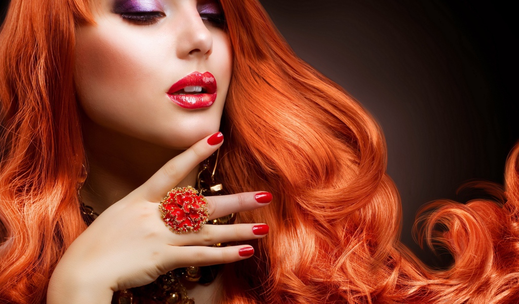 Рыжеволосая девушка с красивыми украшениями