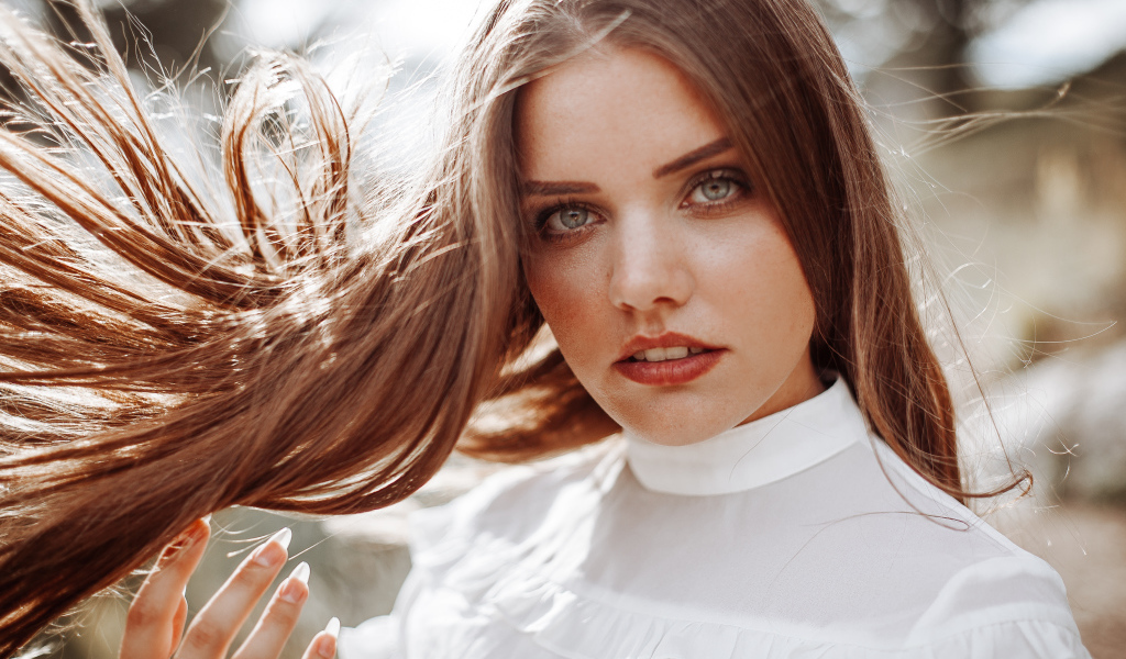 Рыжеволосая девушка с распущенными длинными волосами
