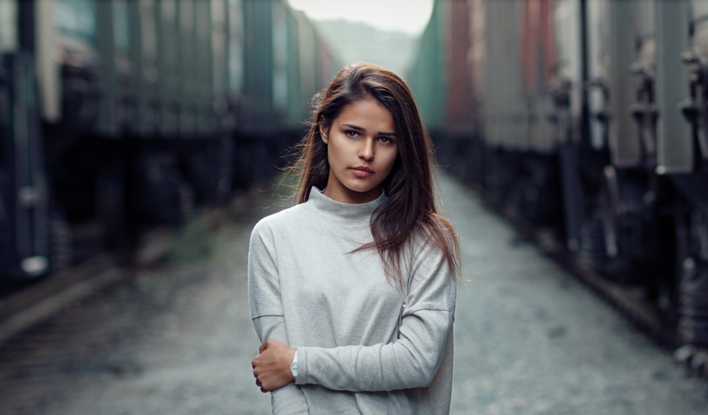 Грустная шатенка с карими глазами