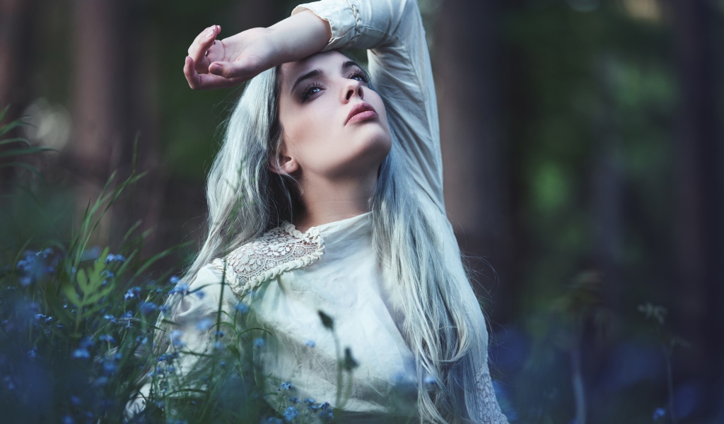 Грустная молодая блондинка в голубых цветах