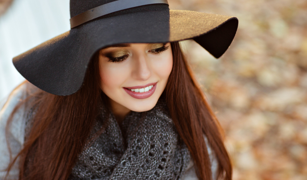 Улыбающаяся шатенка в большой черной шляпе