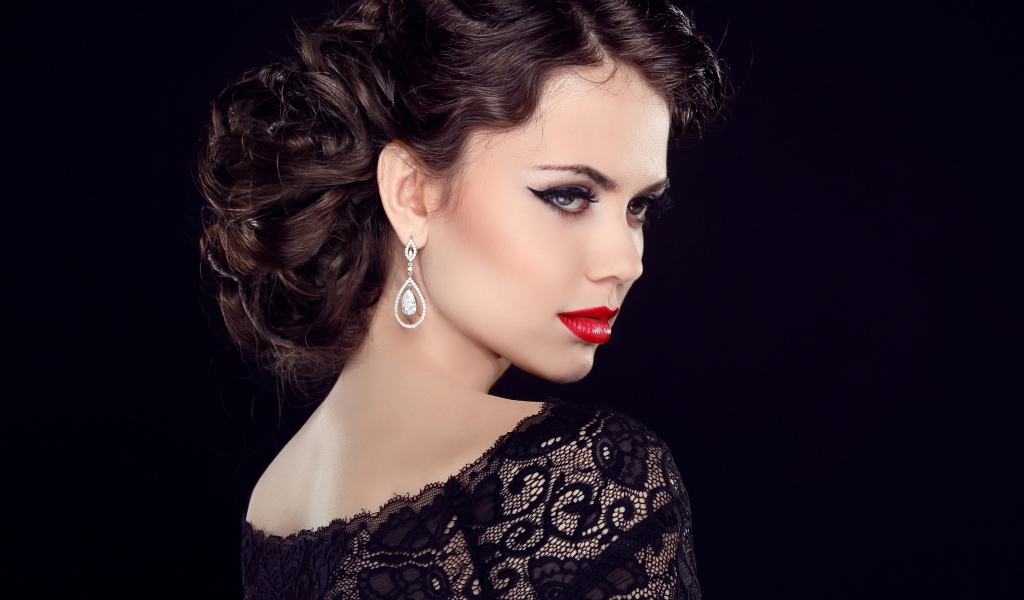 Эффектная брюнетка с ярким макияжем в черном платье