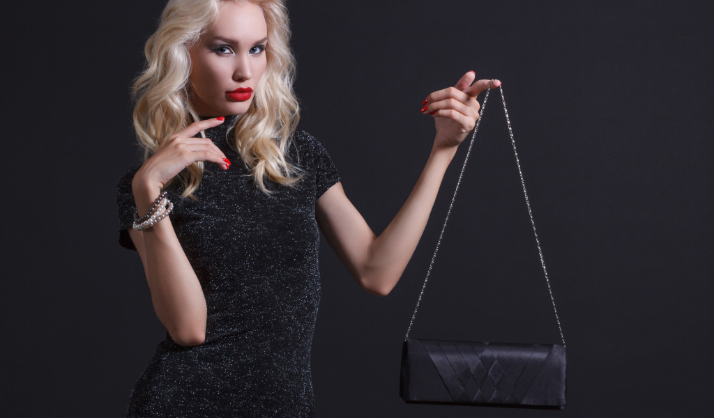 Стильная блондинка с черной сумочкой