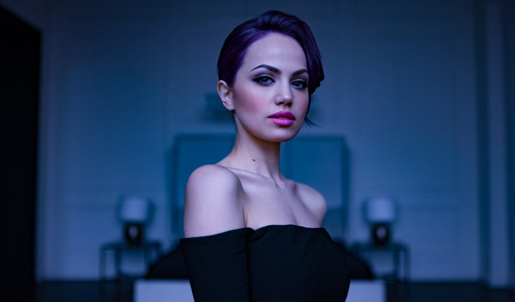 Стильная голубоглазая девушка с красивым макияжем