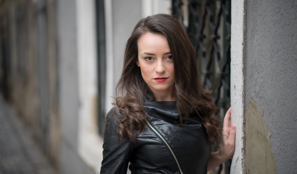 Стильная девушка брюнетка в черной кожаной куртке