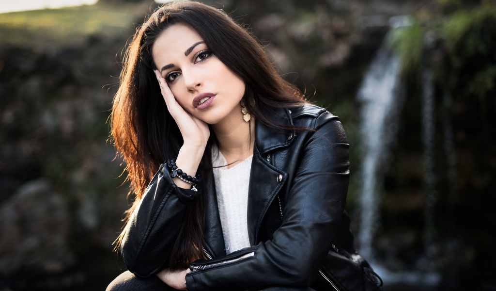 Стильная брюнетка в черной кожаной куртке