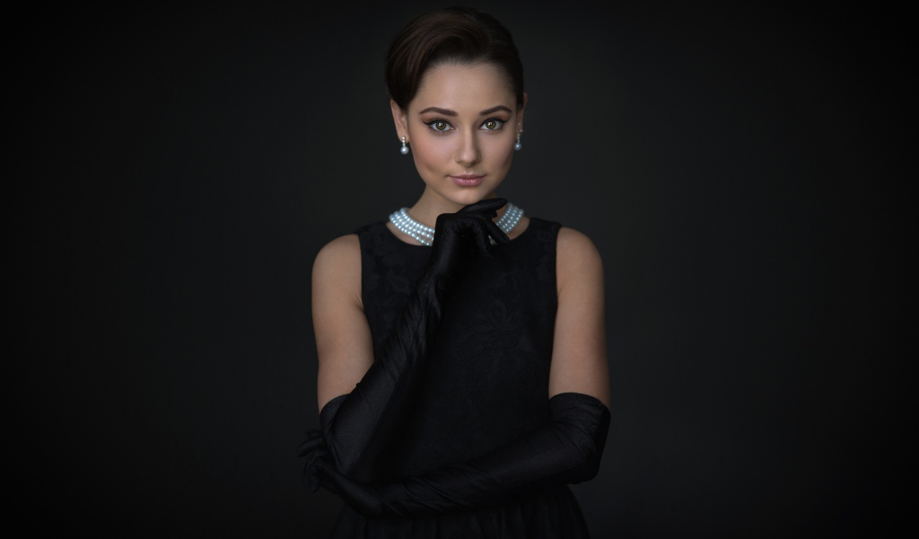 Стильная девушка в маленьком черном платье