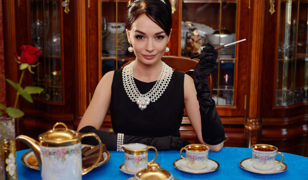 Стильная девушка в ретро стиле за столом с чаем