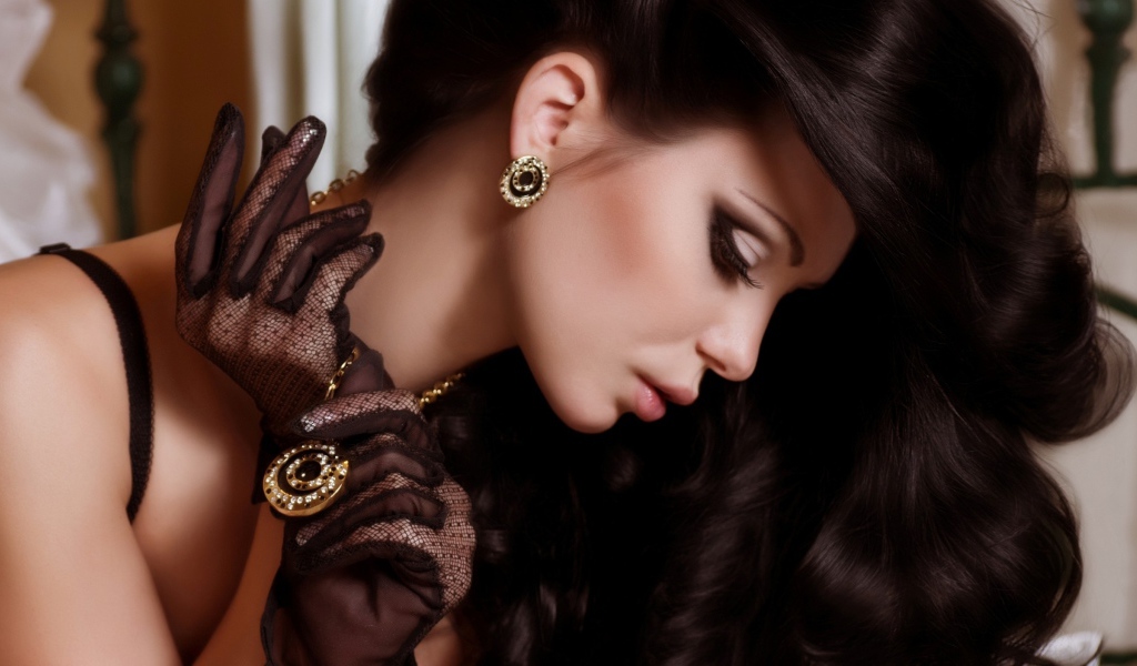 Стильная длинноволосая брюнетка с дорогими украшениями
