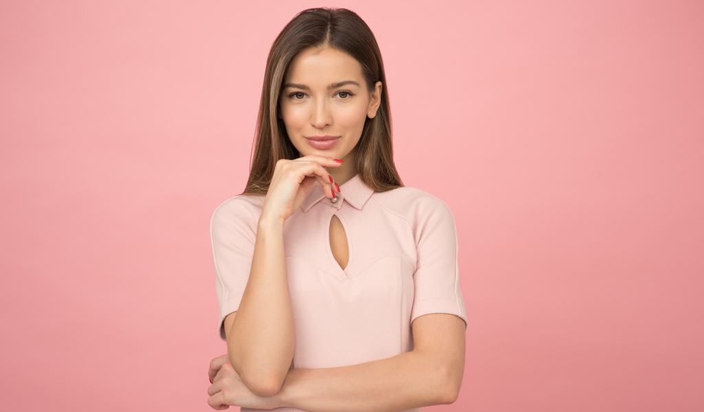 Стильная молодая девушка на розовом фоне 