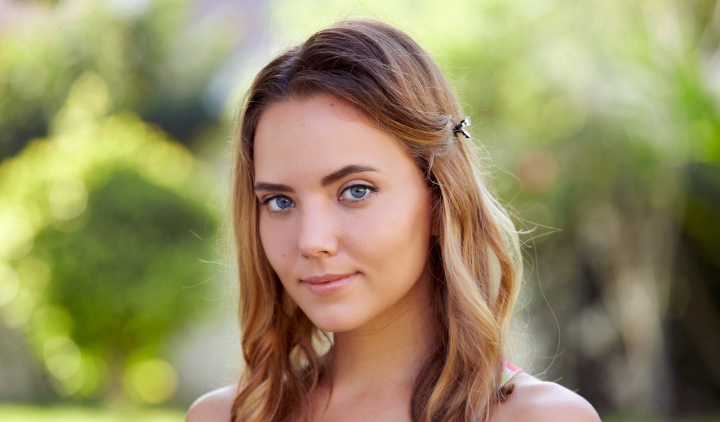 Нежная голубоглазая шатенка с заколкой в волосах 