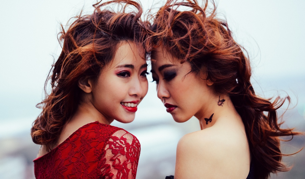 Две девушки азиатки с ярким макияжем 