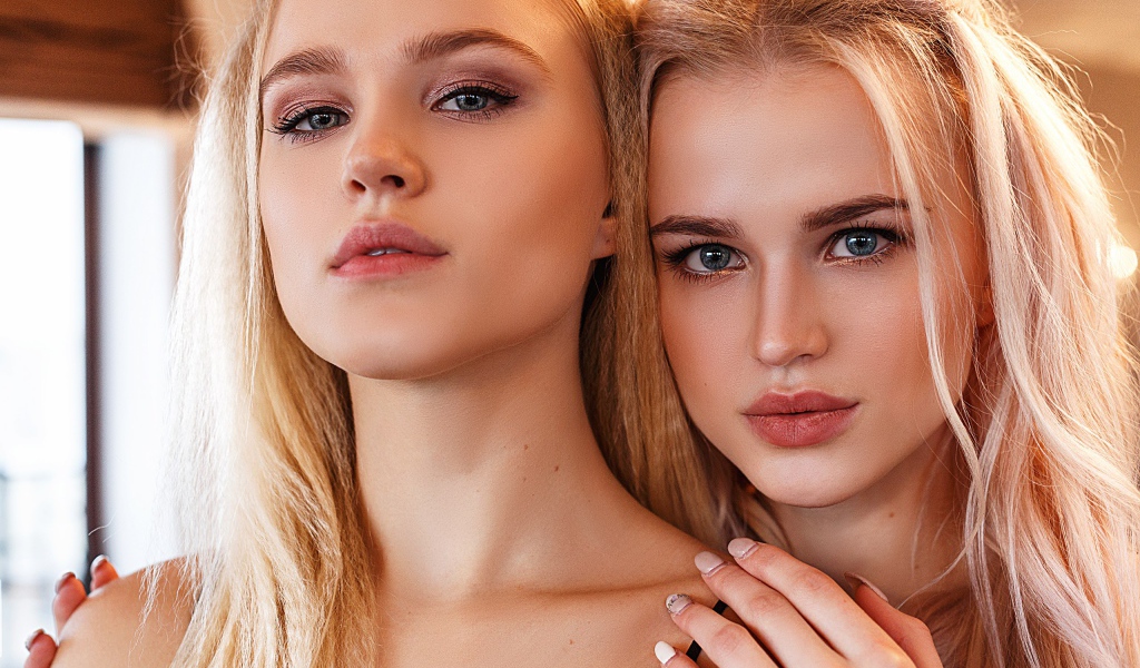 Две красивые голубоглазые девушки близняшки 