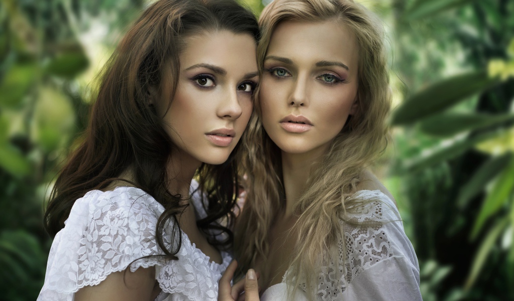 Две красивые девушки в белых платьях