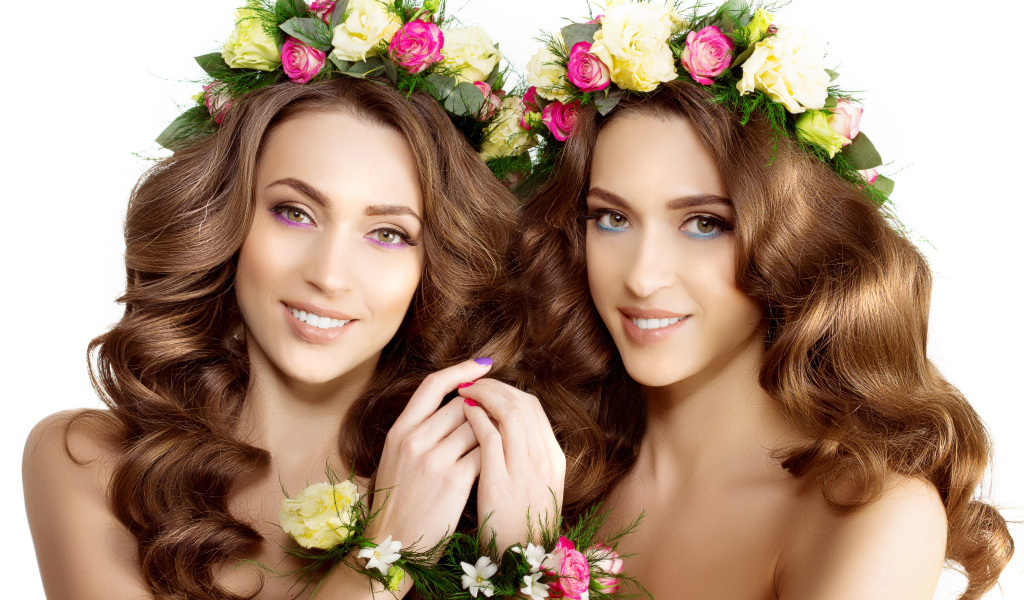 Две красивые девушки близняшки с венками на голове