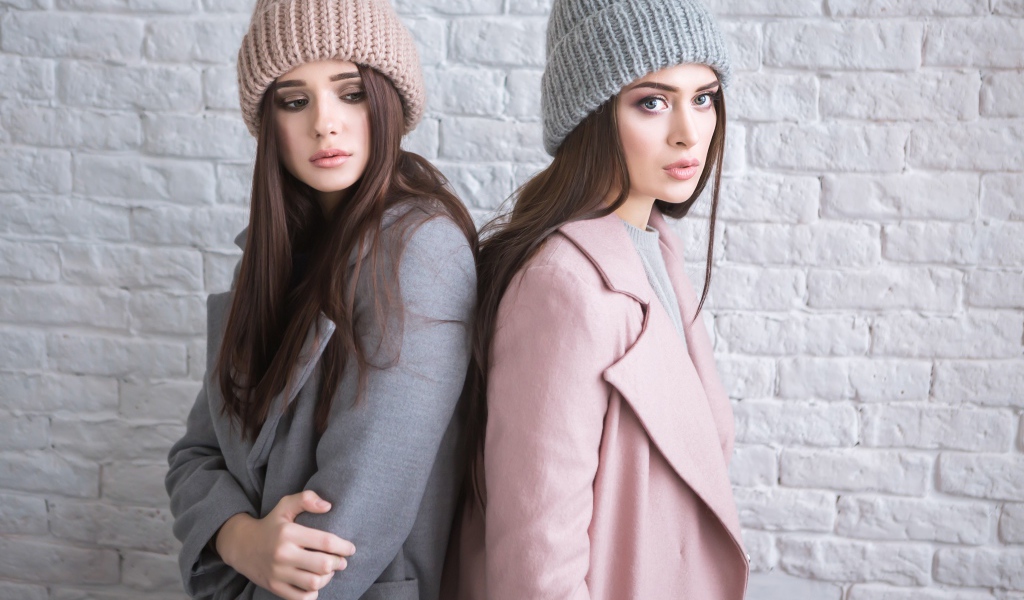Две молодые девушки в теплых шапках 