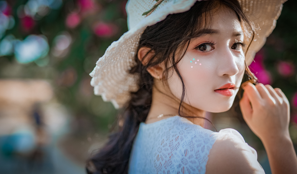 Молодая азиатка с соломенной шляпе 