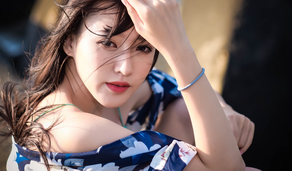 Молодая азиатка в лучах солнца