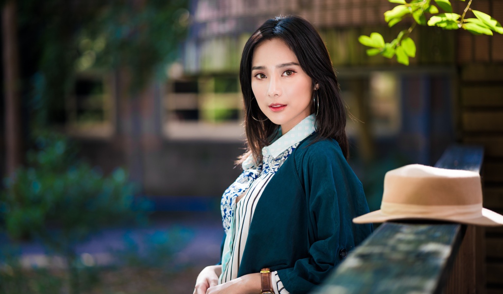 Молодая девушка азиатка со шляпой 