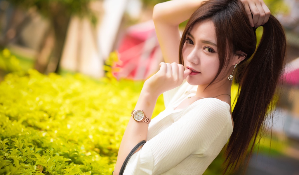 Молодая азиатка с часами на руке