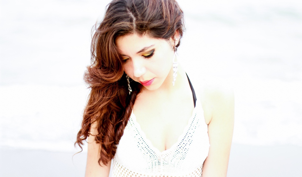 Молодая красивая девушка в белом