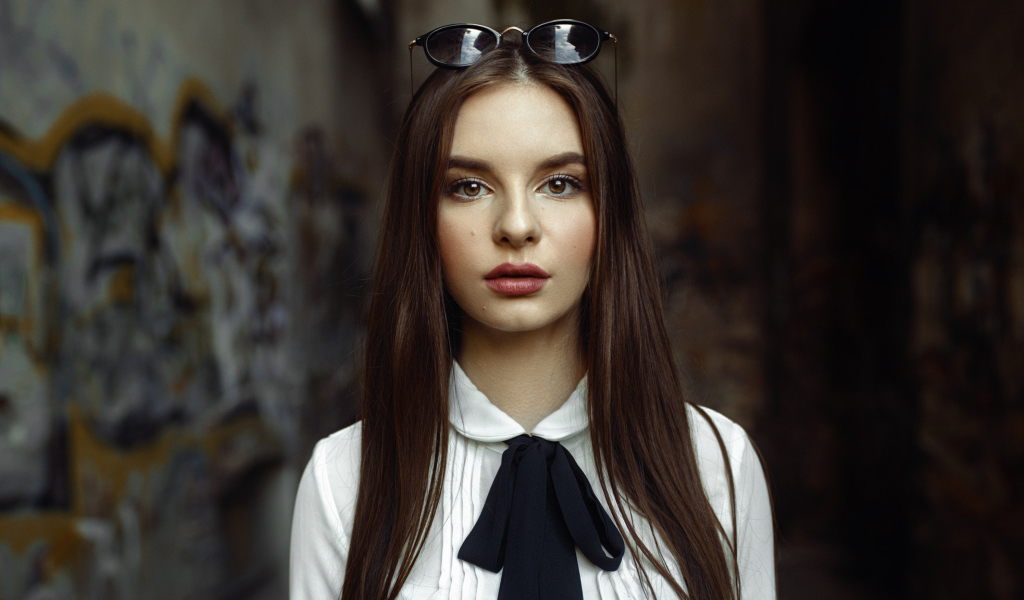 Молодая красивая девушка с очками на голове