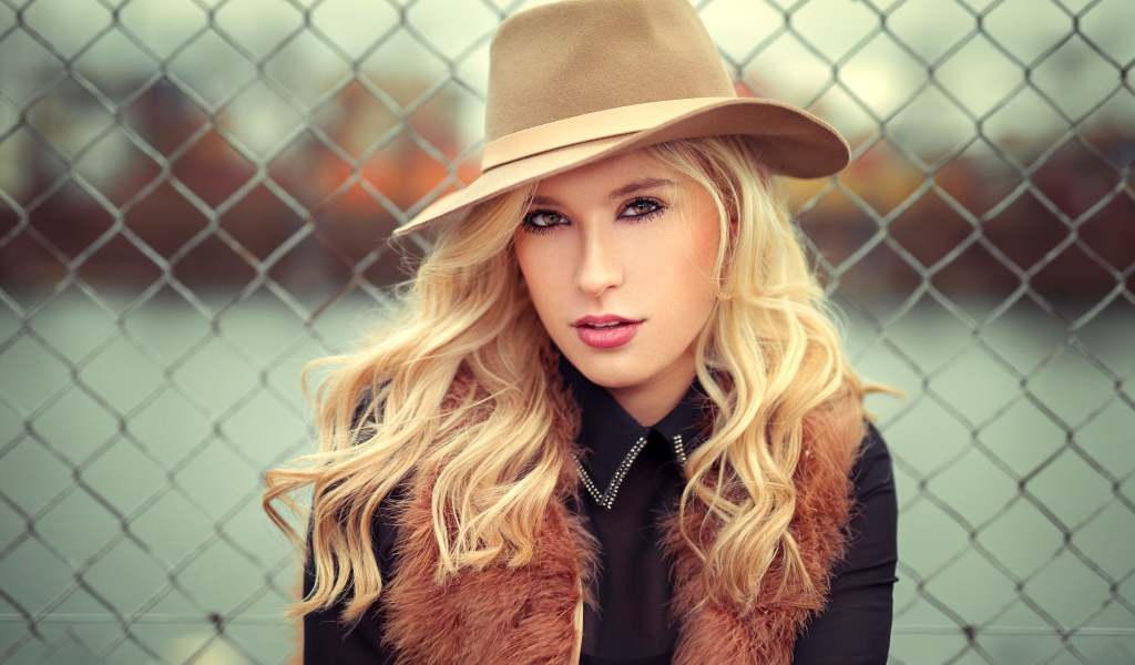Молодая блондинка в шляпе