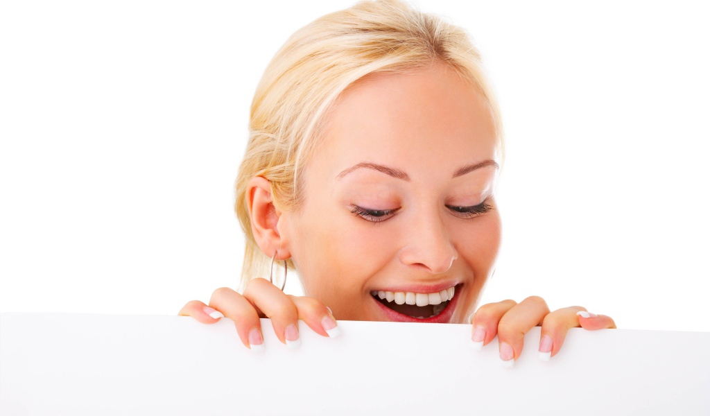 Молодая блондинка с красивой улыбкой на белом фоне