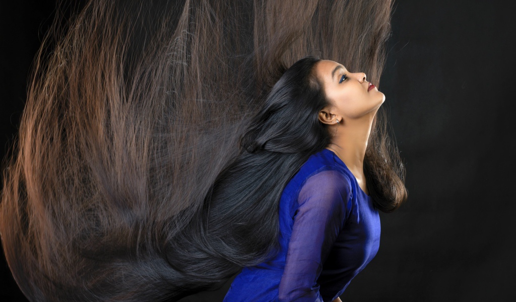 Молодая девушка брюнетка с длинными волосами 