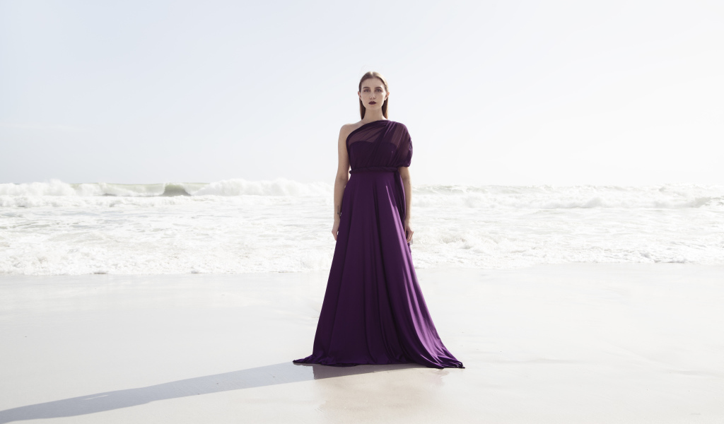Молодая брюнетка в красивом фиолетовом платье