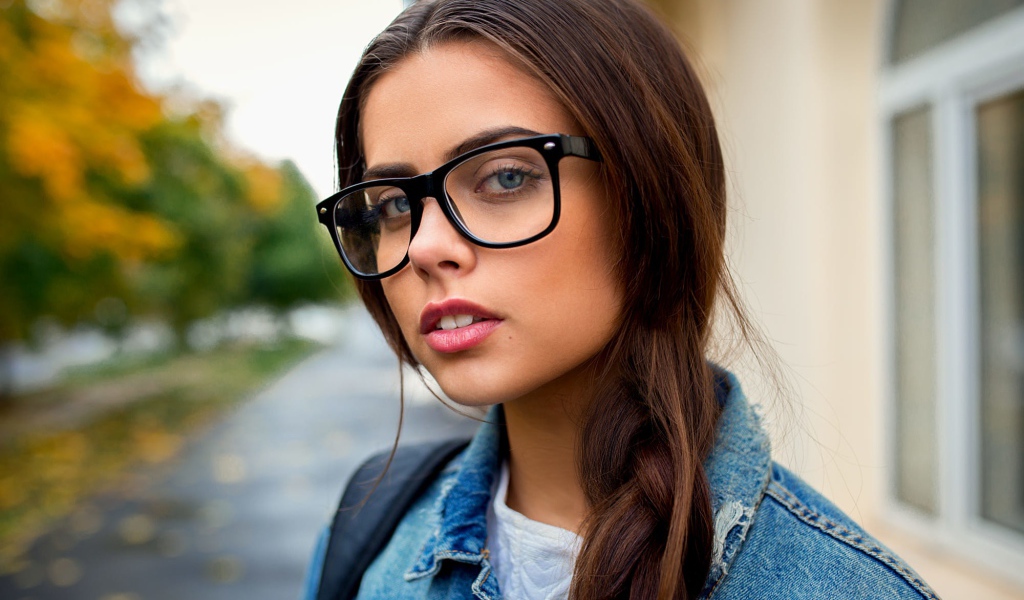 Молодая брюнетка в очках