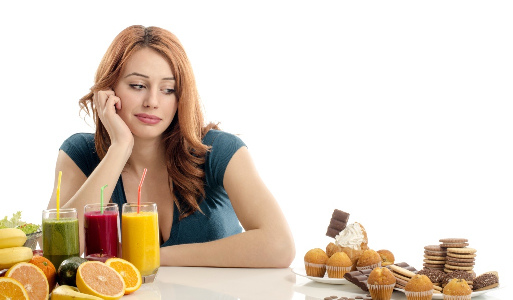 Молодая девушка на диете на белом фоне