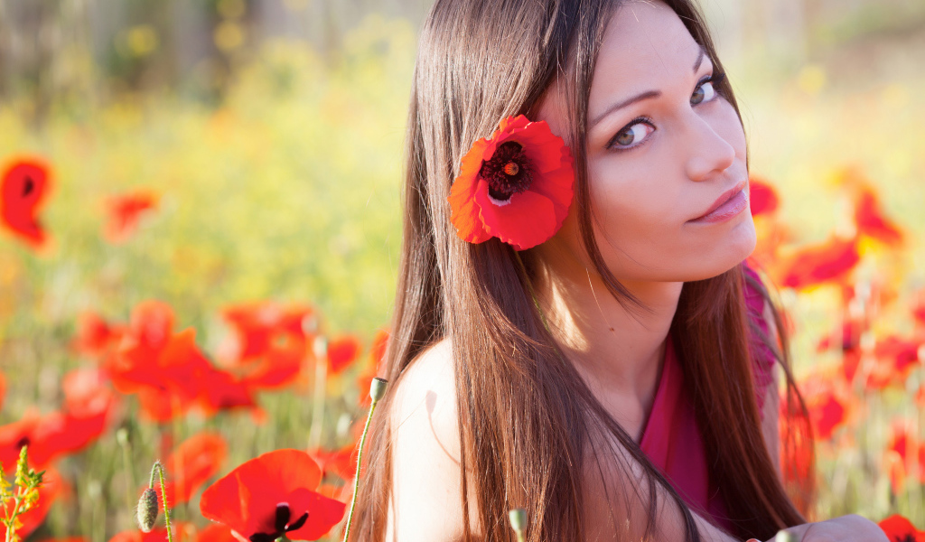 Молодая девушка с цветком красного мака в волосах