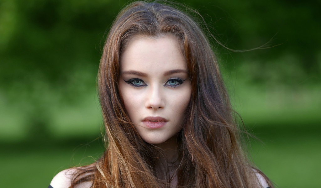 Молодая девушка с красивыми накрашенными глазами 