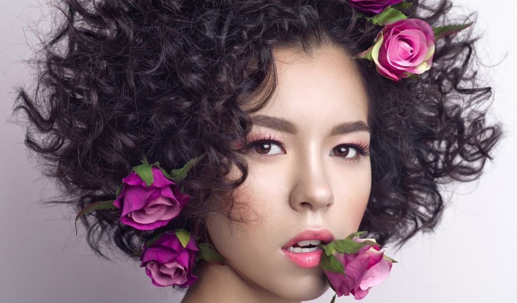 Молодая девушка с кудрявыми волосами с розами