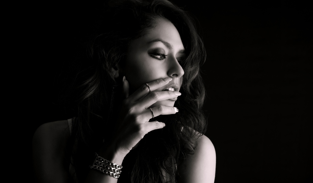 Молодая девушка с украшениями на руке черно-белое фото