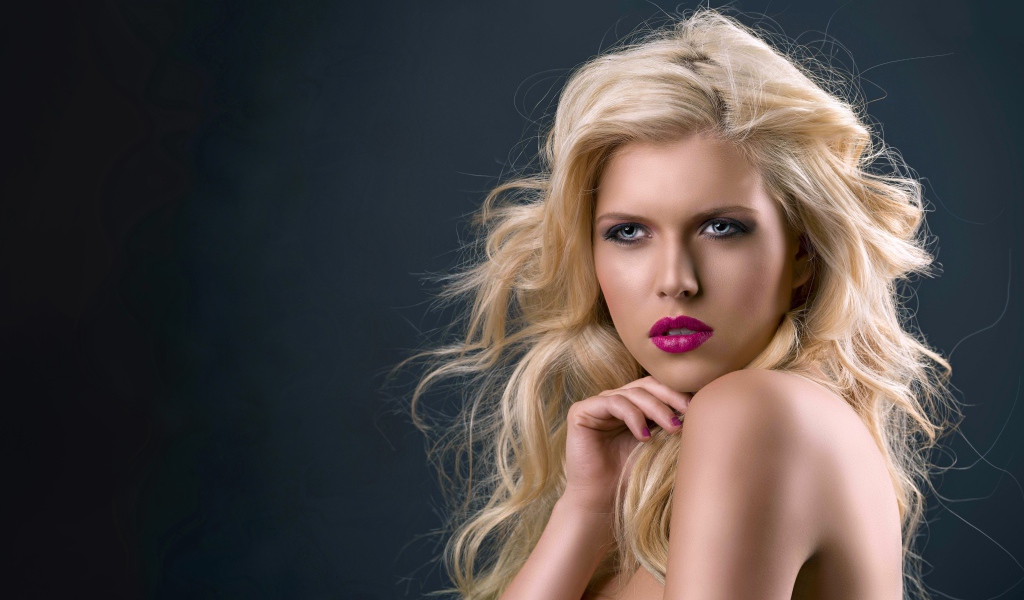 Молодая эффектная голубоглазая блондинка