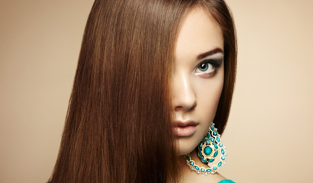 Молодая эффектная девушка с бирюзовыми серьгами